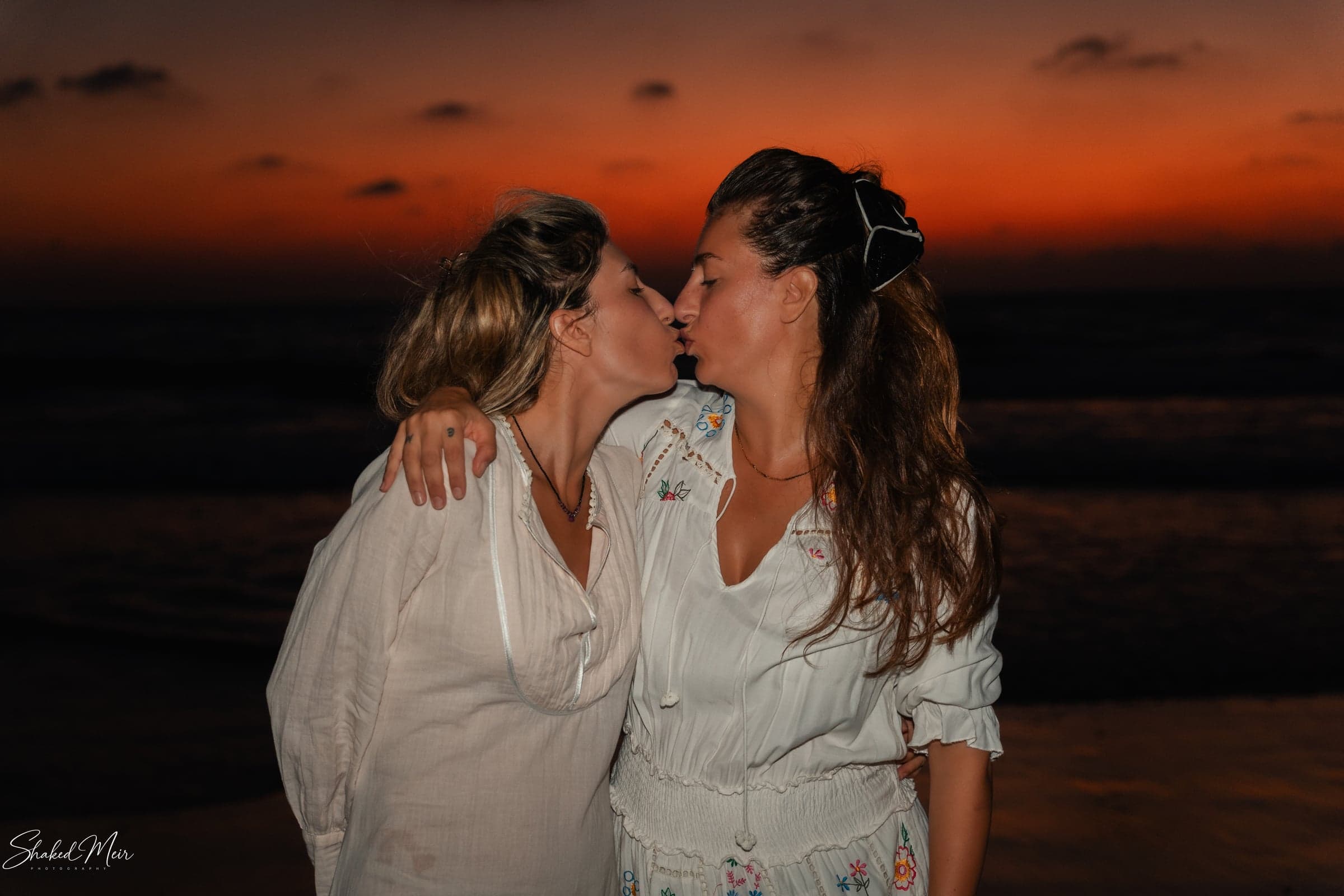 נשיקה על הלחי על רקע שקיעה בים