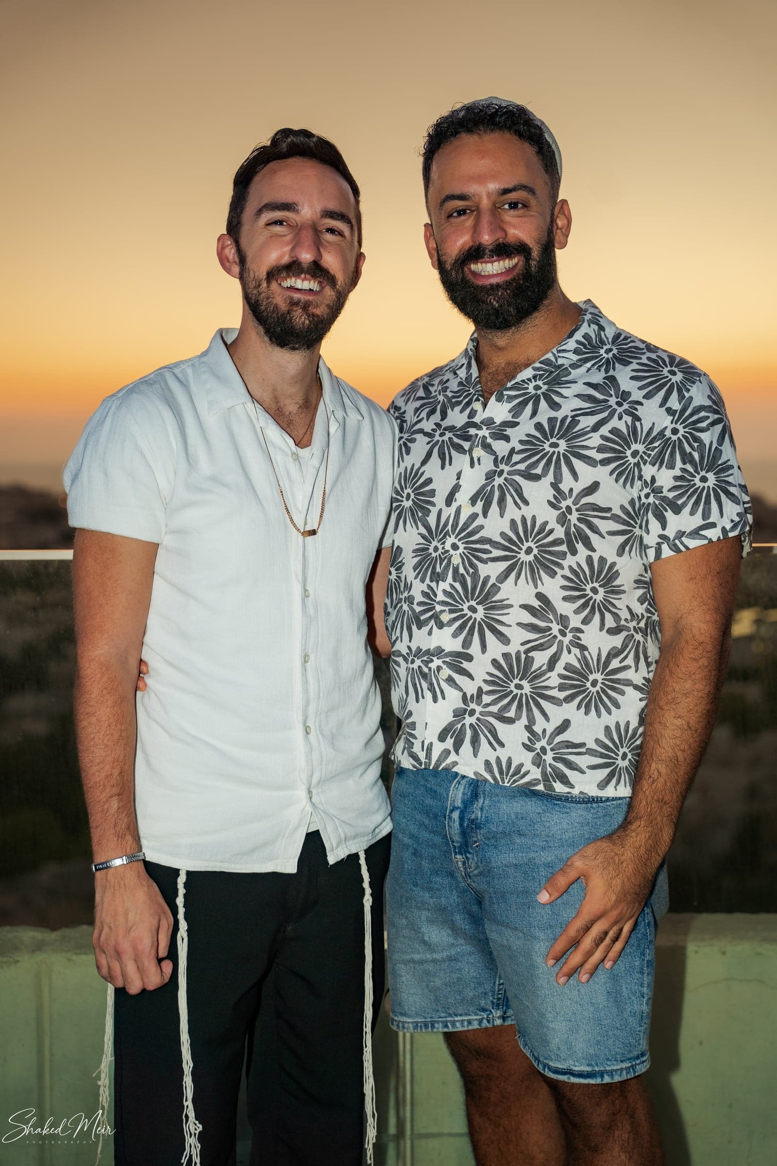 שני גברים מחייכים יחד באירוע ערב