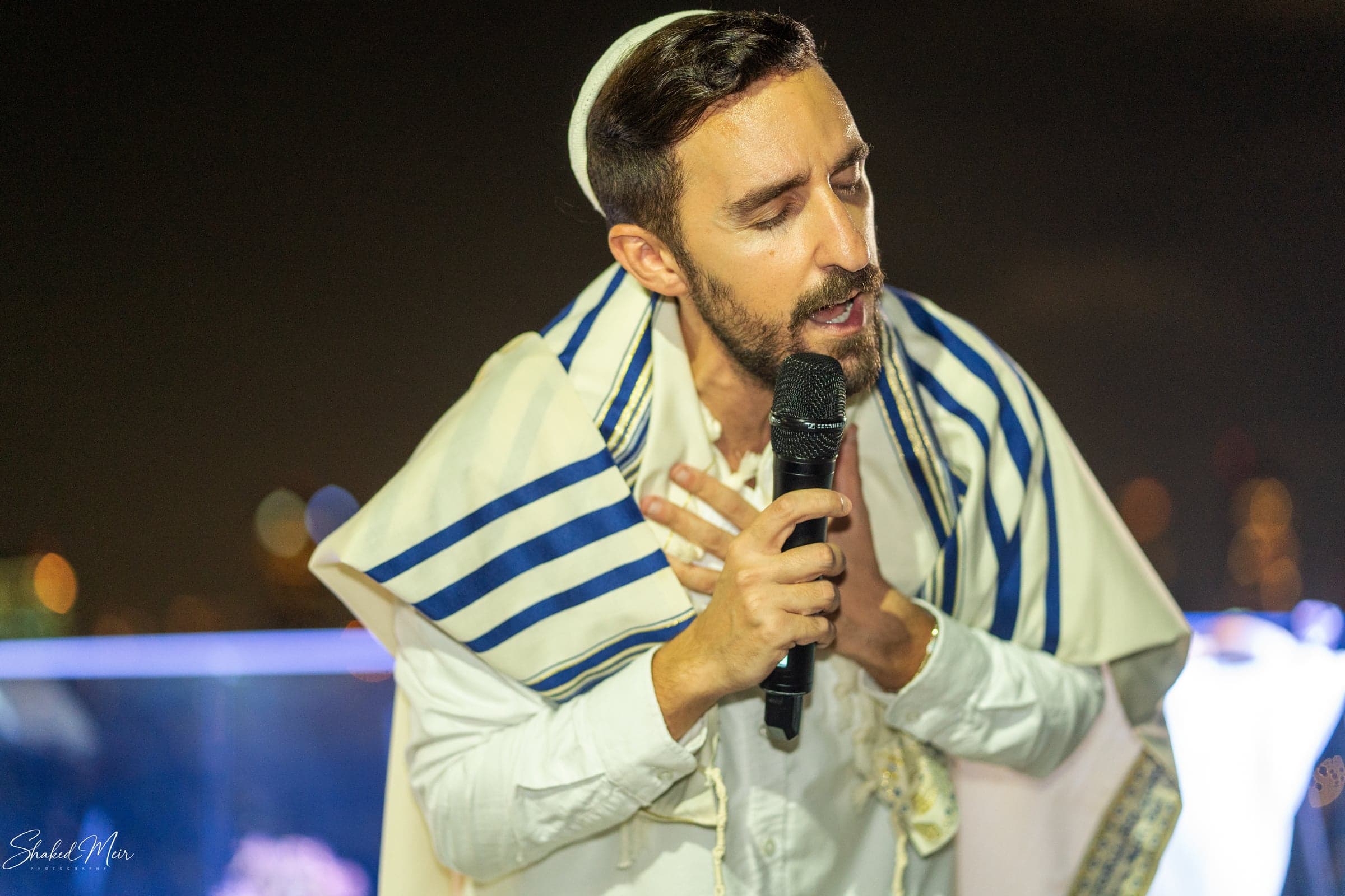 צילום קרוב של משתתף באירוע עם מיקרופון